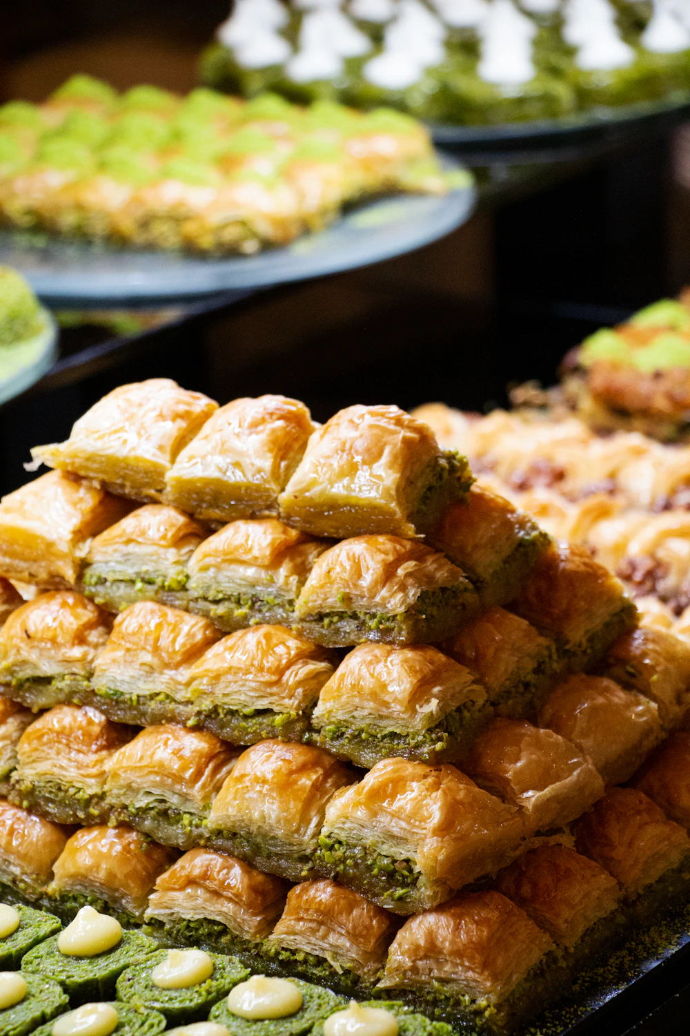 Knuspriges Baklava mit Pistazien, liebevoll auf einem Kupferblech angerichtet