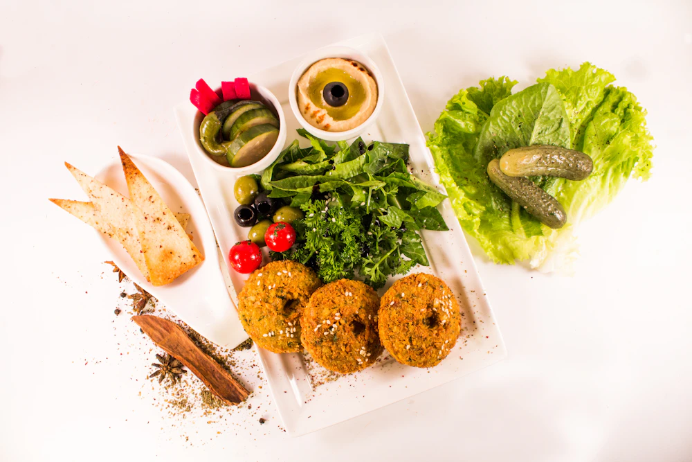 Frisch zubereitete Mezze-Auswahl mit Hummus, Falafel und warmem Fladenbrot